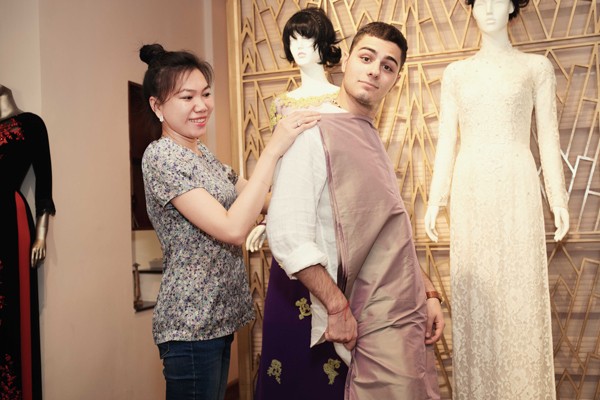 Anh tinh nghịch khi ướm thử màu áo. Anh tinh nghịch khi ướm thử màu áo.