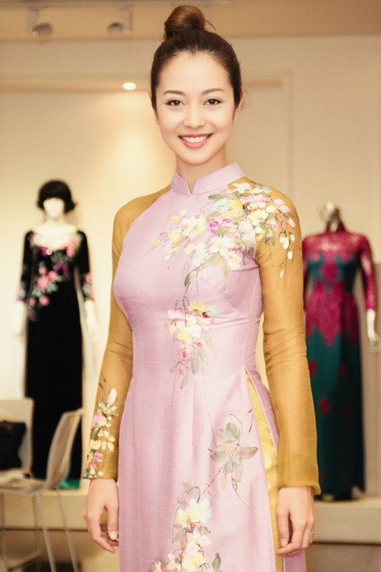 Cô có gương mặt khả ái, dịu dàng nên rất hợp với trang phục truyền thống. Cô có gương mặt khả ái, dịu dàng nên rất hợp với trang phục truyền thống.