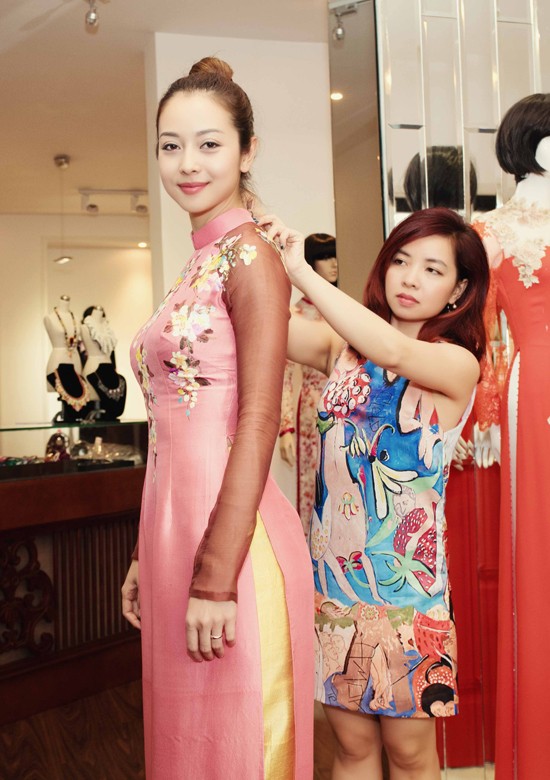 Tranh thủ dịp này, Hoa hậu châu Á tại Mỹ 2006 cũng được nhà thiết kế Liên Hương tư vấn, chọn áo dài để diện làm MC trong một số event. Tranh thủ dịp này, Hoa hậu châu Á tại Mỹ 2006 cũng được nhà thiết kế Liên Hương tư vấn, chọn áo dài để diện làm MC trong một số event.