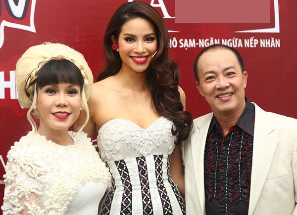 Phạm Hương cũng hội ngộ hai giám khảo Việt Hương và Đức Hải. Phạm Hương cũng hội ngộ hai giám khảo Việt Hương và Đức Hải.