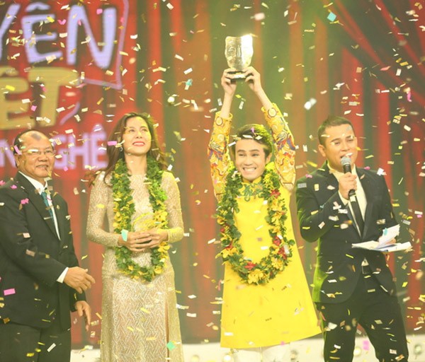 Sau đêm thi, Huỳnh Lập đã giành giải nhất với số điểm tuyệt đối là 6 điểm 10. Anh được nhận thưởng trị giá 200 triệu đồng. Huỳnh Lập còn nhận giải 'Thí sinh được bình chọn nhiều nhất'. Danh hiệu Á quân thuộc về 'kiều nữ làng hài' Nam Thư (trái). Sau đêm thi, Huỳnh Lập đã giành giải nhất với số điểm tuyệt đối là 6 điểm 10. Anh được nhận thưởng trị giá 200 triệu đồng. Huỳnh Lập còn nhận giải 'Thí sinh được bình chọn nhiều nhất'. Danh hiệu Á quân thuộc về 'kiều nữ làng hài' Nam Thư (trái).