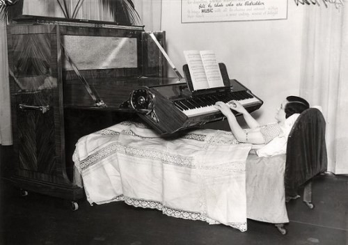 Những phát minh công nghệ cực hay ho 100 năm trước ảnh 11 Đàn piano dành cho người nằm.