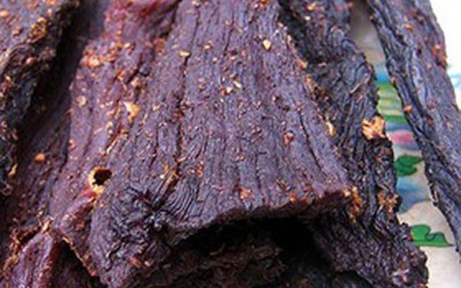 Thịt trâu sấy là món ăn đặc trưng của người vùng cao Tây Bắc. Vào những dịp lễ, Tết người dân thường mổ trâu và dành ra một lượng thịt trâu bắp thật tươi, ướp gia vị để treo trên gác bếp, hun khói để ăn dần. Hiện nay, những loại thịt “gác bếp” này có giá không rẻ, dao động từ 900.000 – 1,3 triệu/kg.