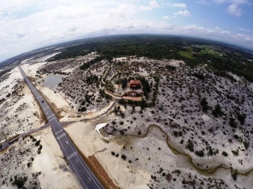 Ông Sỹ tự hào cho biết, cả hai lăng mộ đều nằm ở vị trí phong thủy đẹp, trong đó khu lăng mộ của cụ ông có một dòng suối nhỏ chạy qua, uốn lượn tựa thế Rồng