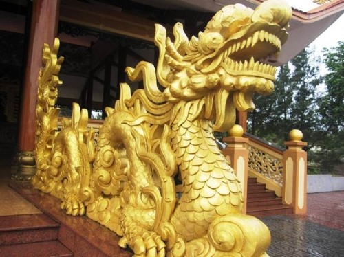 Nổi bật trong khu lăng mộ này là 4 con rồng uy nghi và đầy linh khí, được đắp lên bằng đôi bàn tay khéo léo, tinh xảo của những người thợ đến từ Huế. Cũng theo chủ nhân của nó, để đắp được 4 con rồng này, những người thợ phải trải qua 6 tháng làm việc cật lực và liên tục.