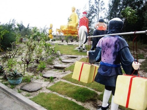 Được biết, để dựng được hoạt cảnh này, ông Sỹ đã phải vào tận tỉnh Kiên Giang thuê thợ về làm trong vòng 3 tháng mới xong.