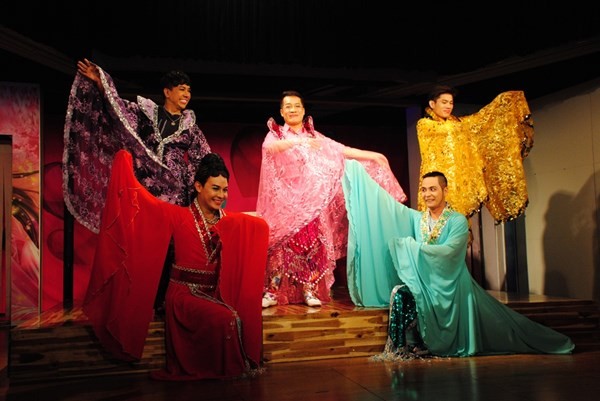 Nghệ sĩ Minh Nhí, Minh Dũng và Long Nhật vừa khiến khán giả cười vừa làm rơi nước mắt trong vở Phòng trọ 3D phần hai Nghệ sĩ Minh Nhí, Minh Dũng và Long Nhật vừa khiến khán giả cười vừa làm rơi nước mắt trong vở Phòng trọ 3D phần hai