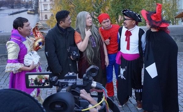 Hé lộ loạt ảnh hóa trang của dàn Táo quân 2016 ghi hình tại Cộng Hòa Czech ảnh 1
