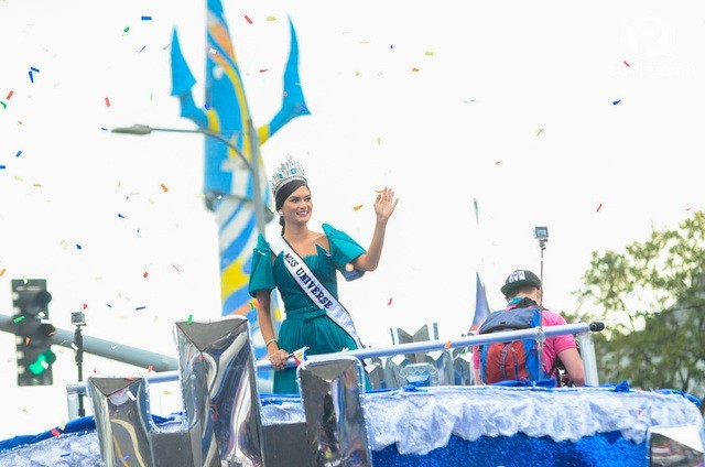 Ngày 25/1, Pia Wurtzbach có lễ diễu hành ở Manila (Philippines). Đây là lần đầu tiên người đẹp 27 tuổi trở về quê hương kể từ khi đăng quang ngôi vị Hoa hậu hoàn vũ vào ngày 20/12/2015. Ngày 25/1, Pia Wurtzbach có lễ diễu hành ở Manila (Philippines). Đây là lần đầu tiên người đẹp 27 tuổi trở về quê hương kể từ khi đăng quang ngôi vị Hoa hậu hoàn vũ vào ngày 20/12/2015.