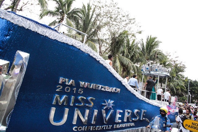 Chiếc xe diễu hành có kích thước khá lớn, có gắn tên Pia Wurtzbach và danh hiệu Hoa hậu hoàn vũ của cô. Chiếc xe diễu hành có kích thước khá lớn, có gắn tên Pia Wurtzbach và danh hiệu Hoa hậu hoàn vũ của cô.