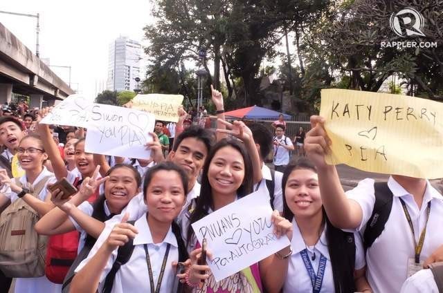 Hàng trăm ngàn người đổ ra đường với biểu ngữ và cờ Philippines để thể hiện tình yêu với người đẹp. Hàng trăm ngàn người đổ ra đường với biểu ngữ và cờ Philippines để thể hiện tình yêu với người đẹp.