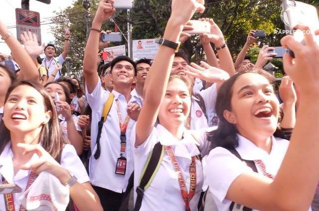 Đám đông háo hức chen nhau chụp ảnh Hoa hậu. Về nước từ ngày 23/1, Pia Wurtzbach sẽ ở lại Philippines đến ngày 31/1. Đám đông háo hức chen nhau chụp ảnh Hoa hậu. Về nước từ ngày 23/1, Pia Wurtzbach sẽ ở lại Philippines đến ngày 31/1.