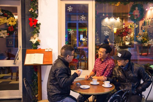 Khi thưởng thức cà phê, người Hà Nội điềm nhiên chẳng vội vã. Khi thưởng thức cà phê, người Hà Nội điềm nhiên chẳng vội vã.