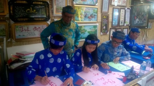 Ông Đồ Thiện Nhân đang chỉ cho các học trò viết thư pháp. Ông Đồ Thiện Nhân đang chỉ cho các học trò viết thư pháp.