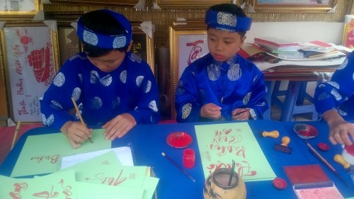 Hai Ông Đồ "nhí" đang say sưa cho chữ. Hai Ông Đồ "nhí" đang say sưa cho chữ.