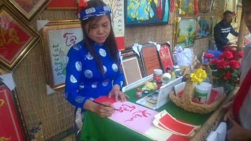 Những "Ông đồ nữ" cũng không kém phần say sưa cho chữ. Những "Ông đồ nữ" cũng không kém phần say sưa cho chữ.