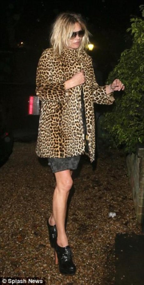 Các mỹ nhân 'mình hạc xương mai, đầu gối củ lạc' ảnh 4 Các mỹ nhân 'mình hạc xương mai, đầu gối củ lạc”