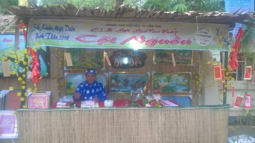 Với vẻ tươi cười đầy sắc xuân của Ông đồ khi cho chữ. Với vẻ tươi cười đầy sắc xuân của Ông đồ khi cho chữ.