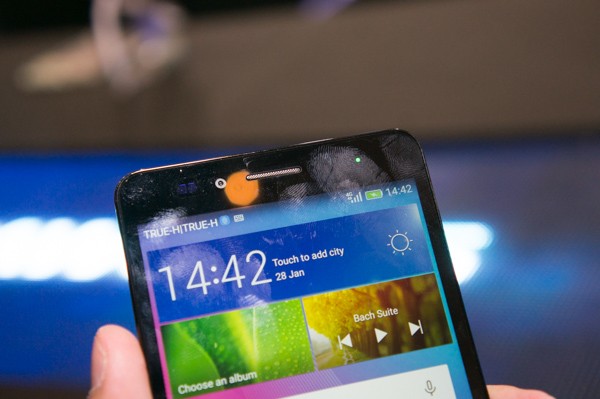 Phần trên mặt trước và camera trước của GR 5