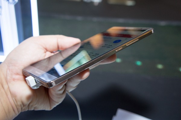 Cạnh phải gồm nút tăng giảm âm lượng và nút nguồn