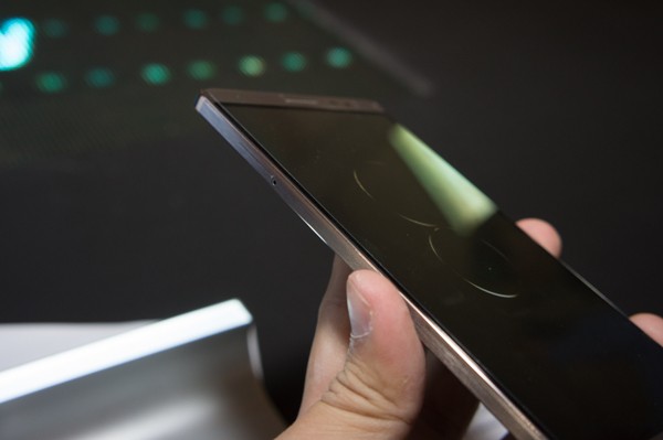 Cạnh trái là khe cắm SIM