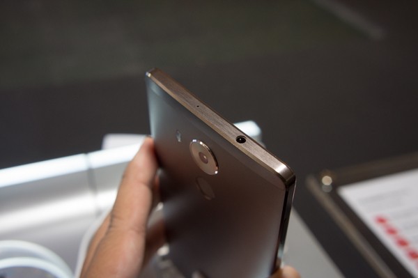 Cạnh trên Mate 8 là giác cắm âm thanh 3.5mm