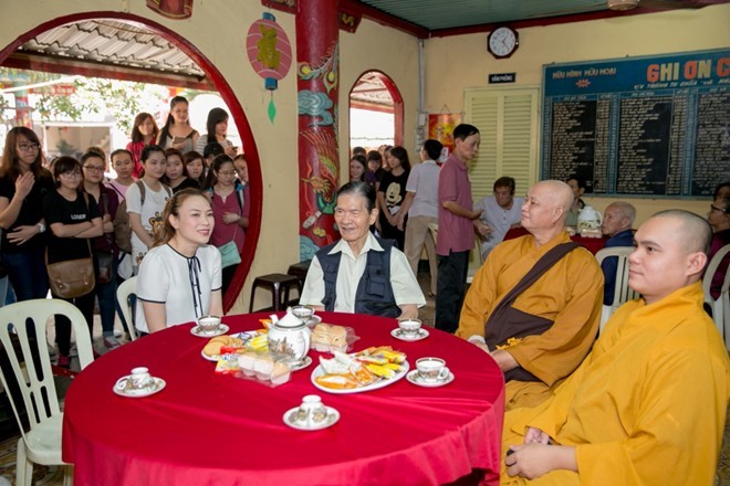 Trước đó, cô cũng ghé thăm chùa Nghệ sĩ tại quận Gò Vấp. Nữ ca sĩ cũng tận tìnhhỏi thăm về tình hình của chùa, sức khỏecủa các sư thầy và các cô chú đang sinh sống tại đây. Trước đó, cô cũng ghé thăm chùa Nghệ sĩ tại quận Gò Vấp. Nữ ca sĩ cũng tận tìnhhỏi thăm về tình hình của chùa, sức khỏecủa các sư thầy và các cô chú đang sinh sống tại đây.