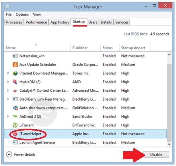 Hướng dẫn tắt iTunes tự chạy khi nối iPhone với máy tính: Vào tab Startup, bấm chọn iTunesHelper rồi bấm Disable (mũi tên).