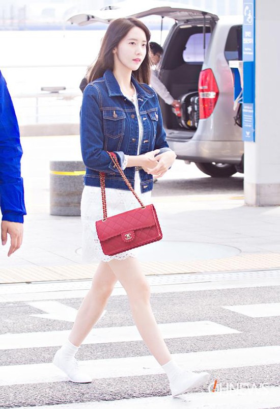 Nhờ sự bắt chướctài tình của các hãng "ăn liền", ranh giới của hàng cao cấp và bình dân được rút ngắn. Bạn có thể sắm một chiếc túi xách hàng hiệu,kết hợp với một đôi giày hàng sale siêu rẻ nhưng cũng chẳng làm mất đi đẳng cấp của vẻ ngoài. Thậm chí, việc kết hợp xen lẫn đồ hiệu và đồ "ăn liền" còn được xem là xu thế chung của các fashionista, chứng tỏ độ thông minh của người mặc.