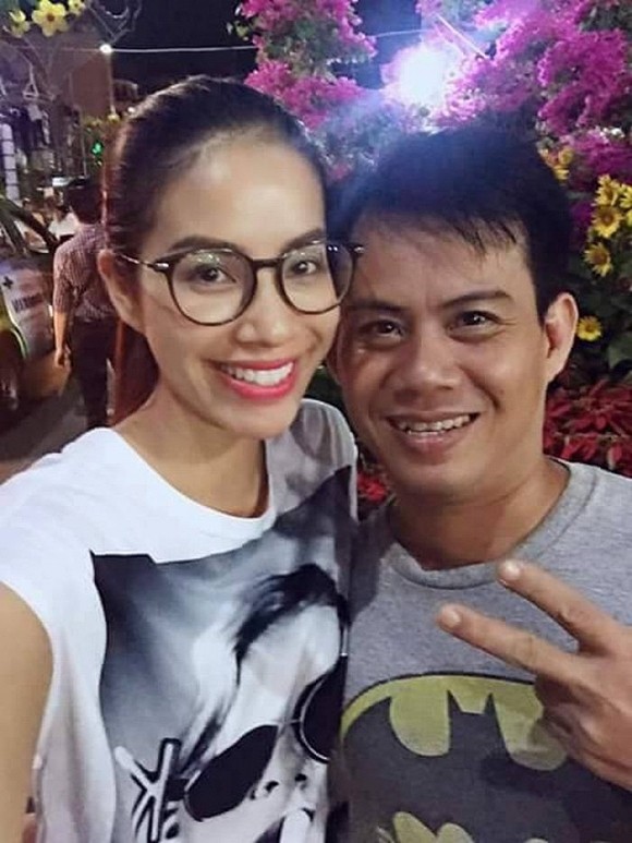 Phạm Hương đi dép lê, mặc áo phông vẫn xinh đẹp và thân thiện ảnh 2