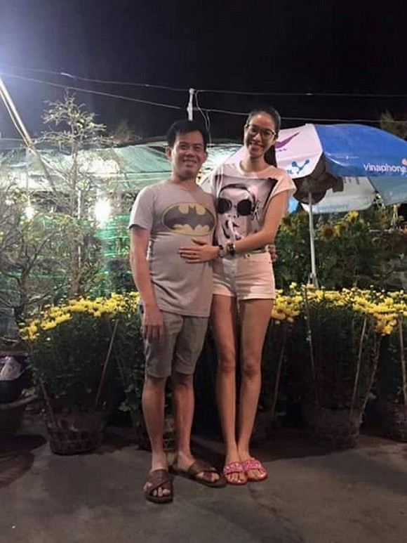 Phạm Hương đi dép lê, mặc áo phông vẫn xinh đẹp và thân thiện ảnh 1