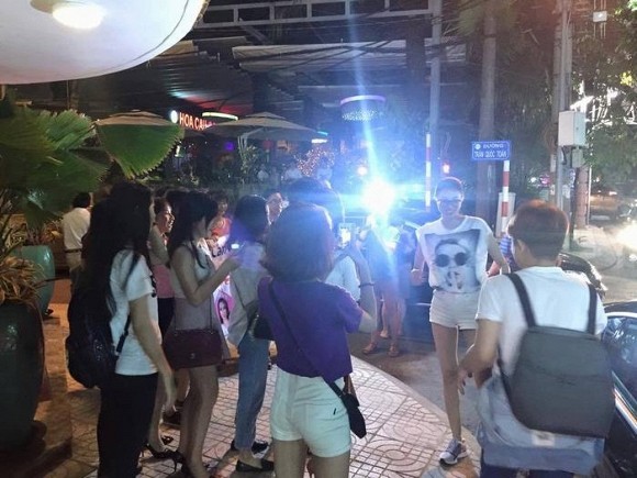 Phạm Hương đi dép lê, mặc áo phông vẫn xinh đẹp và thân thiện ảnh 3