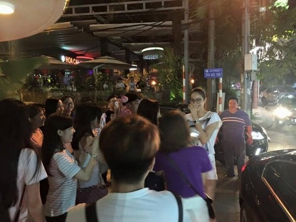 Phạm Hương đi dép lê, mặc áo phông vẫn xinh đẹp và thân thiện ảnh 4