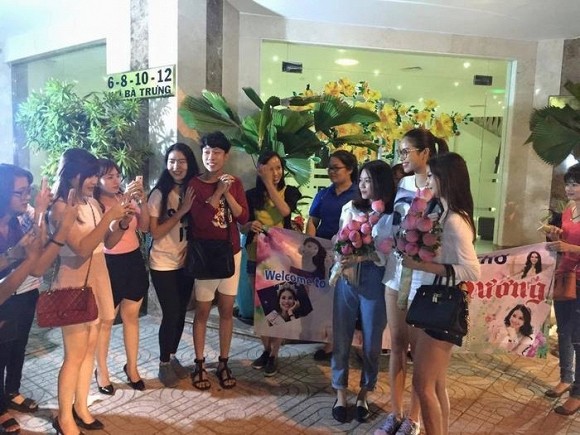 Phạm Hương đi dép lê, mặc áo phông vẫn xinh đẹp và thân thiện ảnh 5