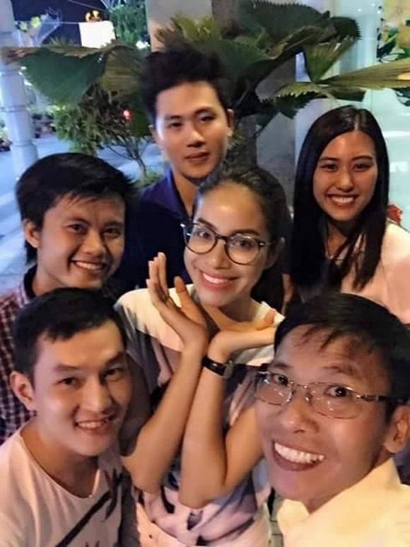 Phạm Hương đi dép lê, mặc áo phông vẫn xinh đẹp và thân thiện ảnh 7