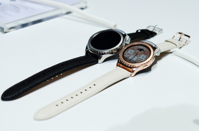 Hai phiên bản sang trọng của Gear S2 classic. 