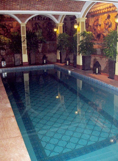 Ngô Mỹ Uyên bên kệ giày khủng tại tư gia của chị. Hồ bơi trong nhà. Phòng khách với trần nhà được dát vàng 24K. Hầm rượu.