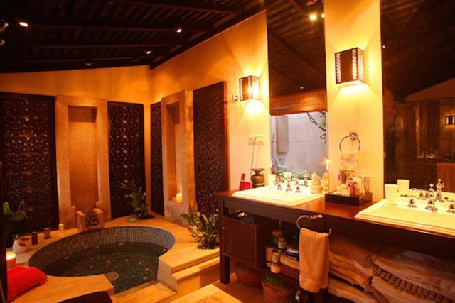 Hoa hậu Hà Kiều Anh và con trai. Phòng khách trong biệt thự của Hà Kiều Anh. Nhà tắm còn hơn cả spa hạng sang. Sân vườn rợp bóng cây đẹp không thua resort 5 sao. Phòng ngủ của hai vợ chồng Hoa hậu Hà Kiều Anh.