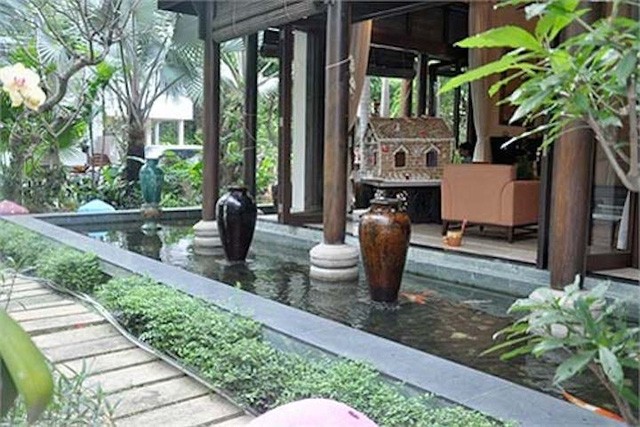 Hoa hậu Hà Kiều Anh và con trai. Phòng khách trong biệt thự của Hà Kiều Anh. Nhà tắm còn hơn cả spa hạng sang. Sân vườn rợp bóng cây đẹp không thua resort 5 sao. Phòng ngủ của hai vợ chồng Hoa hậu Hà Kiều Anh.