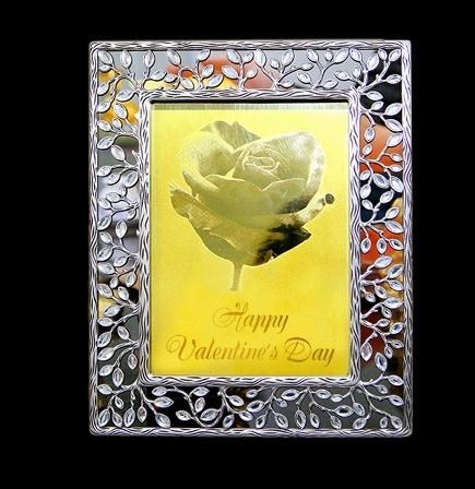 Thiệp valentine mạ vàng kích thước 13 x 18cm có giá 2,5 triệu đồng, thiệp có kích thước 20 x 30cm có giá 6 triệu đồng, do một doanh nghiệp Việt sản xuất.