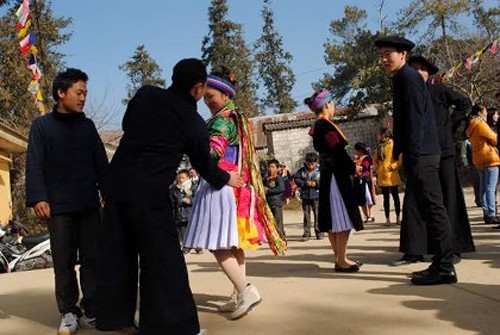 Những kiểu cầu hôn kỳ quặc ở Việt Nam ảnh 2 Những kiểu cầu hôn kỳ quặc ở Việt Nam ảnh 2