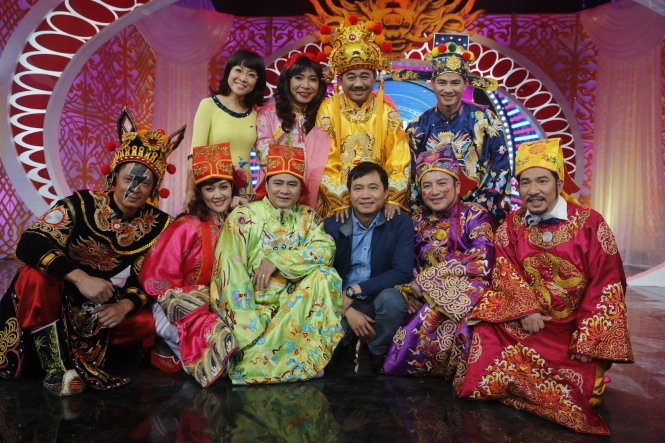 Đạo diễn Đỗ Thanh Hải và các nghệ sĩ đóng Táo quân 2016 - Ảnh:VFC Đạo diễn Đỗ Thanh Hải và các nghệ sĩ đóng Táo quân 2016 - Ảnh:VFC