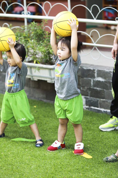 Dù bận rộn với công việc nhưng Xuân Lan luôn dành thời gian đưa con đi học và đón bé về nhà. Với Xuân Lan, bộ ảnh Thỏ trở lại trường sau Tết là những khoảnh khắc quý giá của con. Chị thấy đau lòng khi chứng kiến nhiều phụ huynh vì bận rộn công việc mà giao phó con mình cho giúp việc. Ba mẹ bận đi công tác, người nọ đổ trách nhiệm lên người kia rồi chì chiết nhau trước mặt con khiến tâm lý trẻ bị ảnh hưởng. Đôi khi con cái bị lãng quên trong chính ngôi nhà của mình. Dù bận rộn với công việc nhưng Xuân Lan luôn dành thời gian đưa con đi học và đón bé về nhà. Với Xuân Lan, bộ ảnh Thỏ trở lại trường sau Tết là những khoảnh khắc quý giá của con. Chị thấy đau lòng khi chứng kiến nhiều phụ huynh vì bận rộn công việc mà giao phó con mình cho giúp việc. Ba mẹ bận đi công tác, người nọ đổ trách nhiệm lên người kia rồi chì chiết nhau trước mặt con khiến tâm lý trẻ bị ảnh hưởng. Đôi khi con cái bị lãng quên trong chính ngôi nhà của mình.