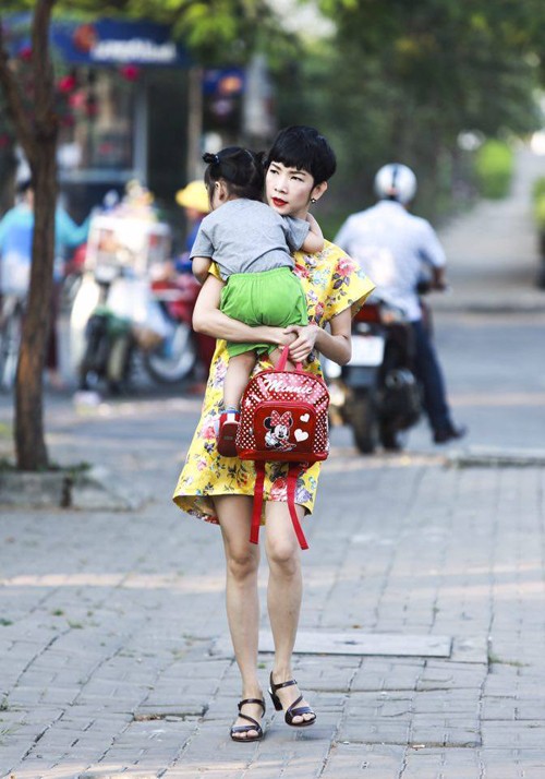 Sau Tết, bé Thỏ không chịu tới trường vì đã quen ngày nào cũng được mẹ đưa đi chơi. Cô bé hào hứng hỏi mẹ "hôm nay mẹ cho con đi chơi ở đâu ạ?"mà không biết rằng kỳ nghỉ đã hết. Thấy phải mặc đồng phục, Thỏ liền phản ứng "Thỏ không đi học đâu". Sau Tết, bé Thỏ không chịu tới trường vì đã quen ngày nào cũng được mẹ đưa đi chơi. Cô bé hào hứng hỏi mẹ "hôm nay mẹ cho con đi chơi ở đâu ạ?"mà không biết rằng kỳ nghỉ đã hết. Thấy phải mặc đồng phục, Thỏ liền phản ứng "Thỏ không đi học đâu".