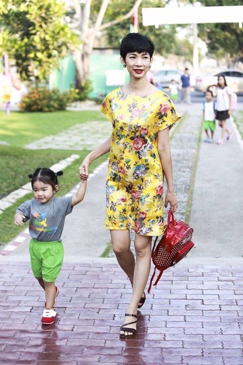 Đưa con trở lại trường, Xuân Lan được chứng kiến cảm xúc khác nhau của những đứa trẻ. Có những em rất vui và hào hứng vì được gặp lại bạn bè, cô giáo. Ngược lại, các bé nhỏ hơn khóc lóc đòi về cùng cha mẹ. Đưa con trở lại trường, Xuân Lan được chứng kiến cảm xúc khác nhau của những đứa trẻ. Có những em rất vui và hào hứng vì được gặp lại bạn bè, cô giáo. Ngược lại, các bé nhỏ hơn khóc lóc đòi về cùng cha mẹ.