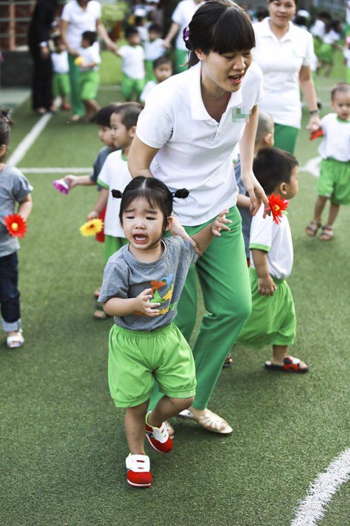 Bé Thỏ (tên thật là Thiên Ân) hiện27,5 tháng, đã có thể diễn đạt rõ ràngnhững câu dài, đủ nghĩa và không nói lắp.Béláu cá, dạn dĩ và hay lý sự. Bé Thỏ (tên thật là Thiên Ân) hiện27,5 tháng, đã có thể diễn đạt rõ ràngnhững câu dài, đủ nghĩa và không nói lắp.Béláu cá, dạn dĩ và hay lý sự.
