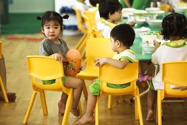 Xem lại những bức ảnh này, Xuân Lan vẫn không cầm được nước mắt. "Tôi bủn rủn hết người khi con mếu máo, níu kéo và nằng nặc đòi đi với mẹ. Tình huống khi đó còn kinh khủng hơn ngày đầu đưa Thỏ đi mẫu giáo. Cô giáo làm đủ mọi cách, dỗ dành nhưng Thỏ vẫn khóc không ngừng", cựu siêu mẫu kể. Thương con nhưng Xuân Lan dứt khoát giao bélại cho cô rồi đi. Trước đó, chị cũng chuẩn bị tâm lý để bé không cảm thấy quá đột ngột với việc trở lại trường. "Tôi tâm sự đủ điều và bé cũng vâng dạ. Tớicổng trường, Thỏcòn hứa là conkhôngkhóc nhè. Vào trao cho cô là khóc giãy, ôm chặt mẹ , hai ba cô gỡ khôngnổi. Bé nói 'mẹ của con mà, mẹ của con, cho con về đi chơi'",giám khảoVietnam's Next Top Model cho hay. Xuân Lan muốn dạy Thỏmạnh mẽ nên bản thân chị phải dứt khoát. Chỉ một lúc sau khi tạm biệt mẹ, Thỏ cười xòe rồi vui vẻ chơi cùng cô và các bạn. "Thực ra tôi chưa đi luôn mà núp ở một góc để quan sát phản ứng của con. Thỏ biết điều đó vì thấy các cô chú quay phim, chụp ảnh là người quen vẫn ở lại ghi hình. Bé cũng ngó nghiêng khắp nơi để tìm mẹ", Xuân Lan nói. Xem lại những bức ảnh này, Xuân Lan vẫn không cầm được nước mắt. "Tôi bủn rủn hết người khi con mếu máo, níu kéo và nằng nặc đòi đi với mẹ. Tình huống khi đó còn kinh khủng hơn ngày đầu đưa Thỏ đi mẫu giáo. Cô giáo làm đủ mọi cách, dỗ dành nhưng Thỏ vẫn khóc không ngừng", cựu siêu mẫu kể. Thương con nhưng Xuân Lan dứt khoát giao bélại cho cô rồi đi. Trước đó, chị cũng chuẩn bị tâm lý để bé không cảm thấy quá đột ngột với việc trở lại trường. "Tôi tâm sự đủ điều và bé cũng vâng dạ. Tớicổng trường, Thỏcòn hứa là conkhôngkhóc nhè. Vào trao cho cô là khóc giãy, ôm chặt mẹ , hai ba cô gỡ khôngnổi. Bé nói 'mẹ của con mà, mẹ của con, cho con về đi chơi'",giám khảoVietnam's Next Top Model cho hay. Xuân Lan muốn dạy Thỏmạnh mẽ nên bản thân chị phải dứt khoát. Chỉ một lúc sau khi tạm biệt mẹ, Thỏ cười xòe rồi vui vẻ chơi cùng cô và các bạn. "Thực ra tôi chưa đi luôn mà núp ở một góc để quan sát phản ứng của con. Thỏ biết điều đó vì thấy các cô chú quay phim, chụp ảnh là người quen vẫn ở lại ghi hình. Bé cũng ngó nghiêng khắp nơi để tìm mẹ", Xuân Lan nói.