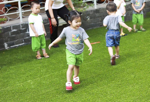 Thỏ được 19-20 tháng tuổi, Xuân Lan bắt đầu cho con đi nhà trẻ. Chịmất một tháng ở trong lớp cùng con. Tuần đầu,mẹ Lan ở lại lớpđến 11h trưa rồi xin đón con về. Tuần tiếp theo chị nán lại đến 10h. Tuần thứ ba, cô giáo yêu cầu chị ra ngoài sau khi Thỏ ăn sáng xong. Thỏ được 19-20 tháng tuổi, Xuân Lan bắt đầu cho con đi nhà trẻ. Chịmất một tháng ở trong lớp cùng con. Tuần đầu,mẹ Lan ở lại lớpđến 11h trưa rồi xin đón con về. Tuần tiếp theo chị nán lại đến 10h. Tuần thứ ba, cô giáo yêu cầu chị ra ngoài sau khi Thỏ ăn sáng xong.