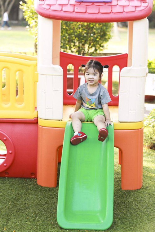 Ở nhà, Thỏ được ông bà và mẹ chiều. Từ lúc đi lớp, con trở nên năng động, tự tin hơn. Con biết vòng tay chào, biết hát, nhảy, múa theo nhạc và phát âm tiếng Anh. Tối nào trước khi đi ngủ, mẹ Lan cũng kề tai con thủ thỉ"Thỏ ơi, mẹ yêu Thỏ. Chúc con ngủ ngon". "Đó là cách để con cảm thấy mình được yêu thương. Nói nhỏ câu ấy như một bí mật chỉ hai mẹ con biết khiến Thỏ thích thú. Mắt con ánh lên hạnh phúc, miệng cười ấm áp. Con 'dạ' một tiếng rồi quay ra ôm gối ngủ ngoan. Lâu lâu, Thỏ cũng làm y hệt vậy với tôikhi nói 'mẹ ơi, Thỏ yêu mẹ'", Xuân Lan kể. Ở nhà, Thỏ được ông bà và mẹ chiều. Từ lúc đi lớp, con trở nên năng động, tự tin hơn. Con biết vòng tay chào, biết hát, nhảy, múa theo nhạc và phát âm tiếng Anh. Tối nào trước khi đi ngủ, mẹ Lan cũng kề tai con thủ thỉ"Thỏ ơi, mẹ yêu Thỏ. Chúc con ngủ ngon". "Đó là cách để con cảm thấy mình được yêu thương. Nói nhỏ câu ấy như một bí mật chỉ hai mẹ con biết khiến Thỏ thích thú. Mắt con ánh lên hạnh phúc, miệng cười ấm áp. Con 'dạ' một tiếng rồi quay ra ôm gối ngủ ngoan. Lâu lâu, Thỏ cũng làm y hệt vậy với tôikhi nói 'mẹ ơi, Thỏ yêu mẹ'", Xuân Lan kể.