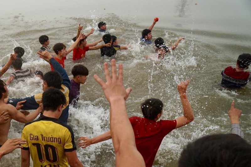 Một người sau khi giành được quả phết phải nhảy xuống sông bơi qua bờ bên kia để có thể thoát được đám đông đang vây đuổi. Ảnh:Hiếu Trần.